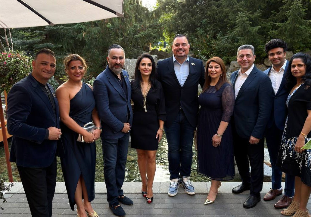 ERG Wealth team and partners gathered together at an outdoor event.